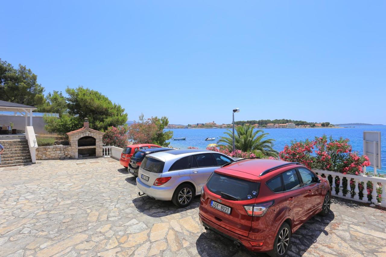 Family Friendly Seaside Apartments Brodarica, Sibenik - 15270 المظهر الخارجي الصورة