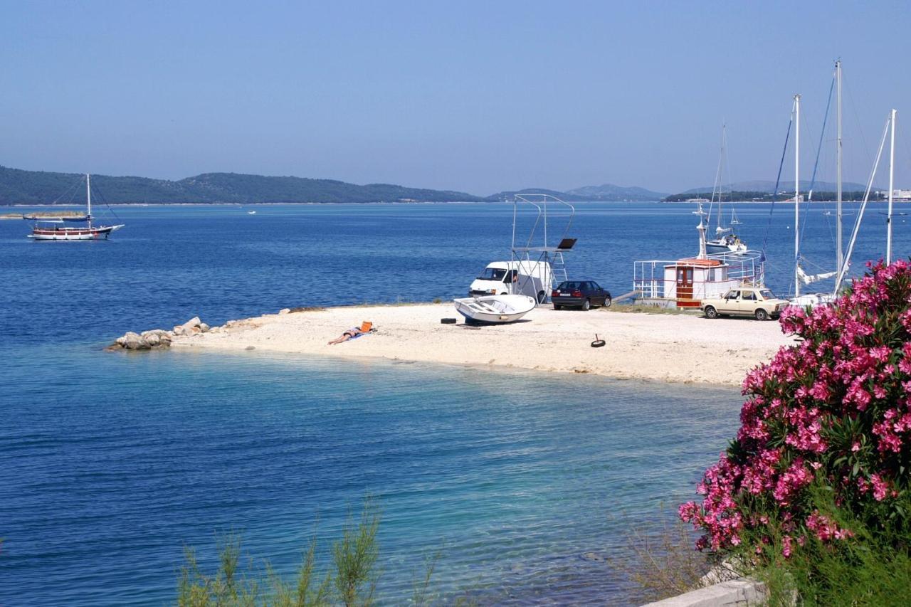 Family Friendly Seaside Apartments Brodarica, Sibenik - 15270 المظهر الخارجي الصورة