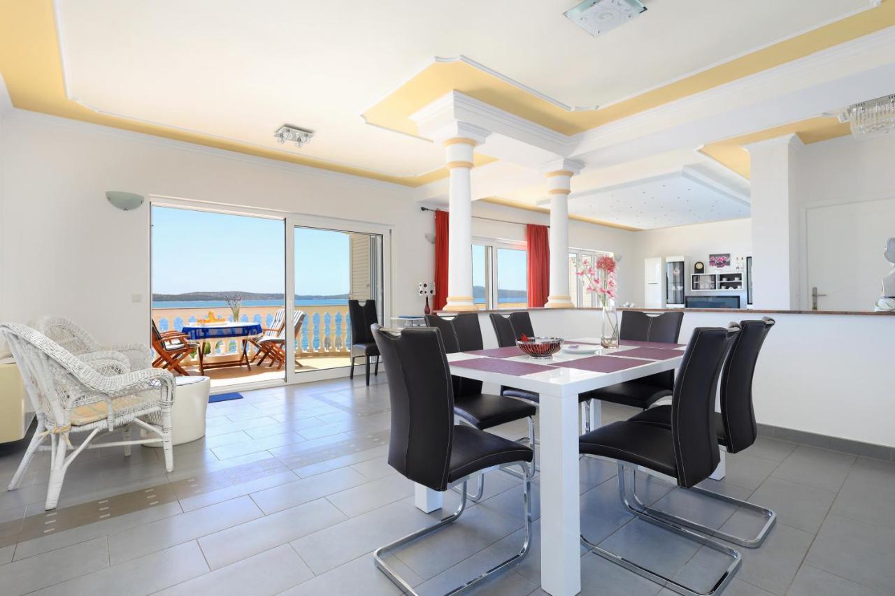 Family Friendly Seaside Apartments Brodarica, Sibenik - 15270 المظهر الخارجي الصورة