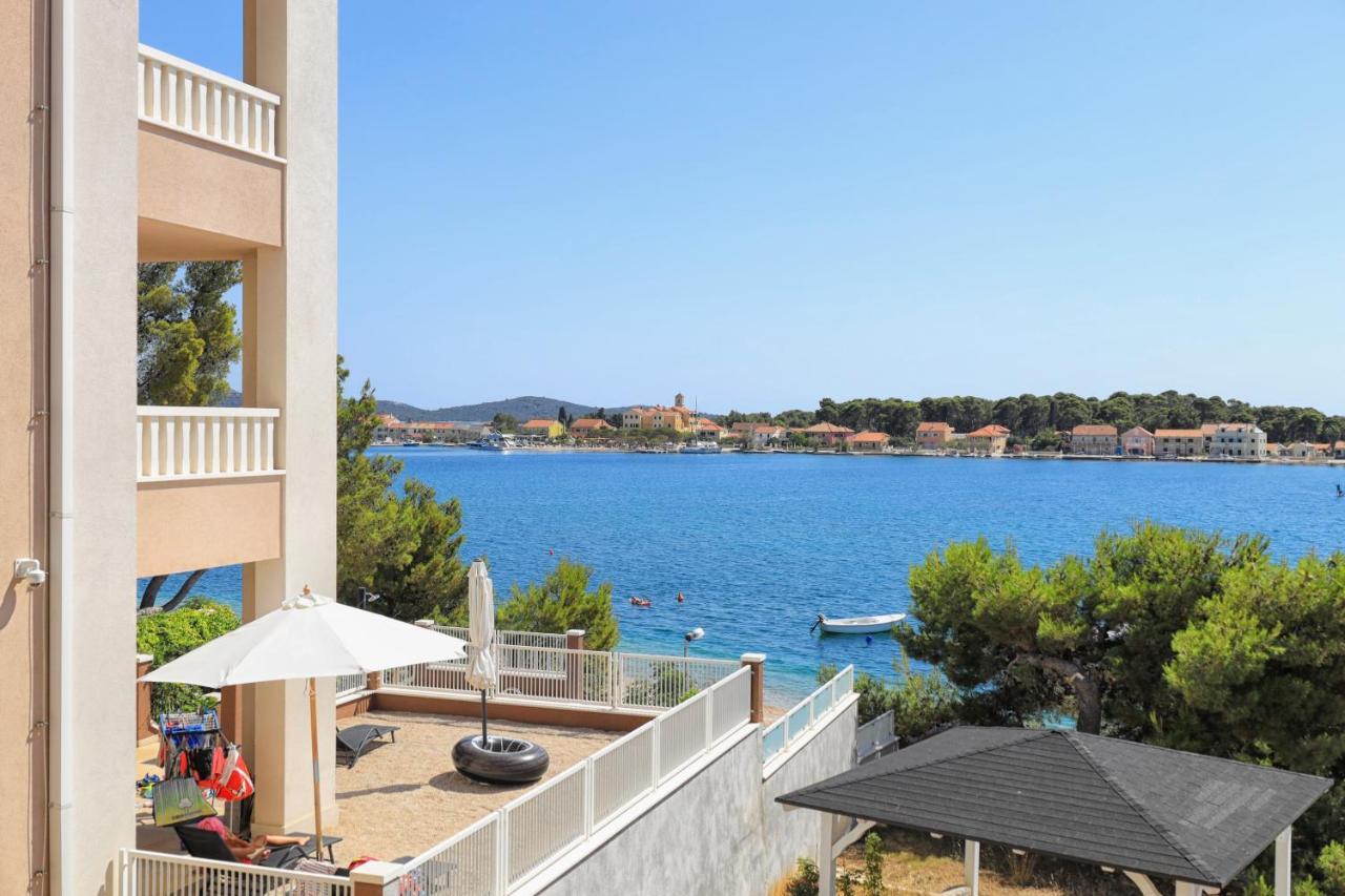 Family Friendly Seaside Apartments Brodarica, Sibenik - 15270 المظهر الخارجي الصورة