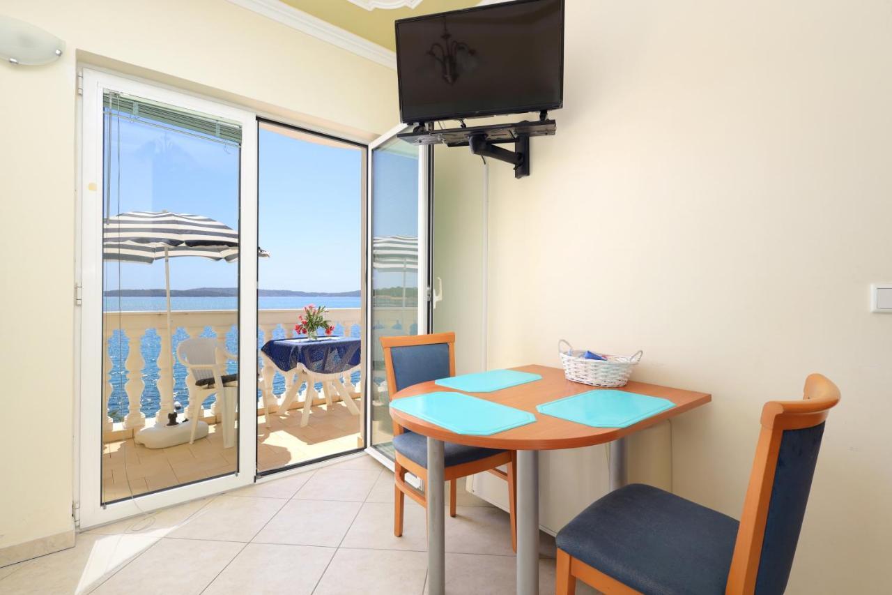 Family Friendly Seaside Apartments Brodarica, Sibenik - 15270 المظهر الخارجي الصورة