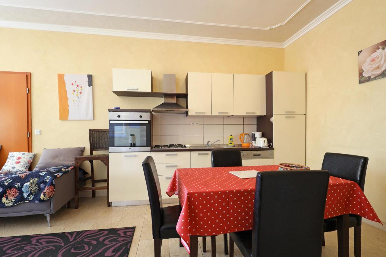 Family Friendly Seaside Apartments Brodarica, Sibenik - 15270 المظهر الخارجي الصورة