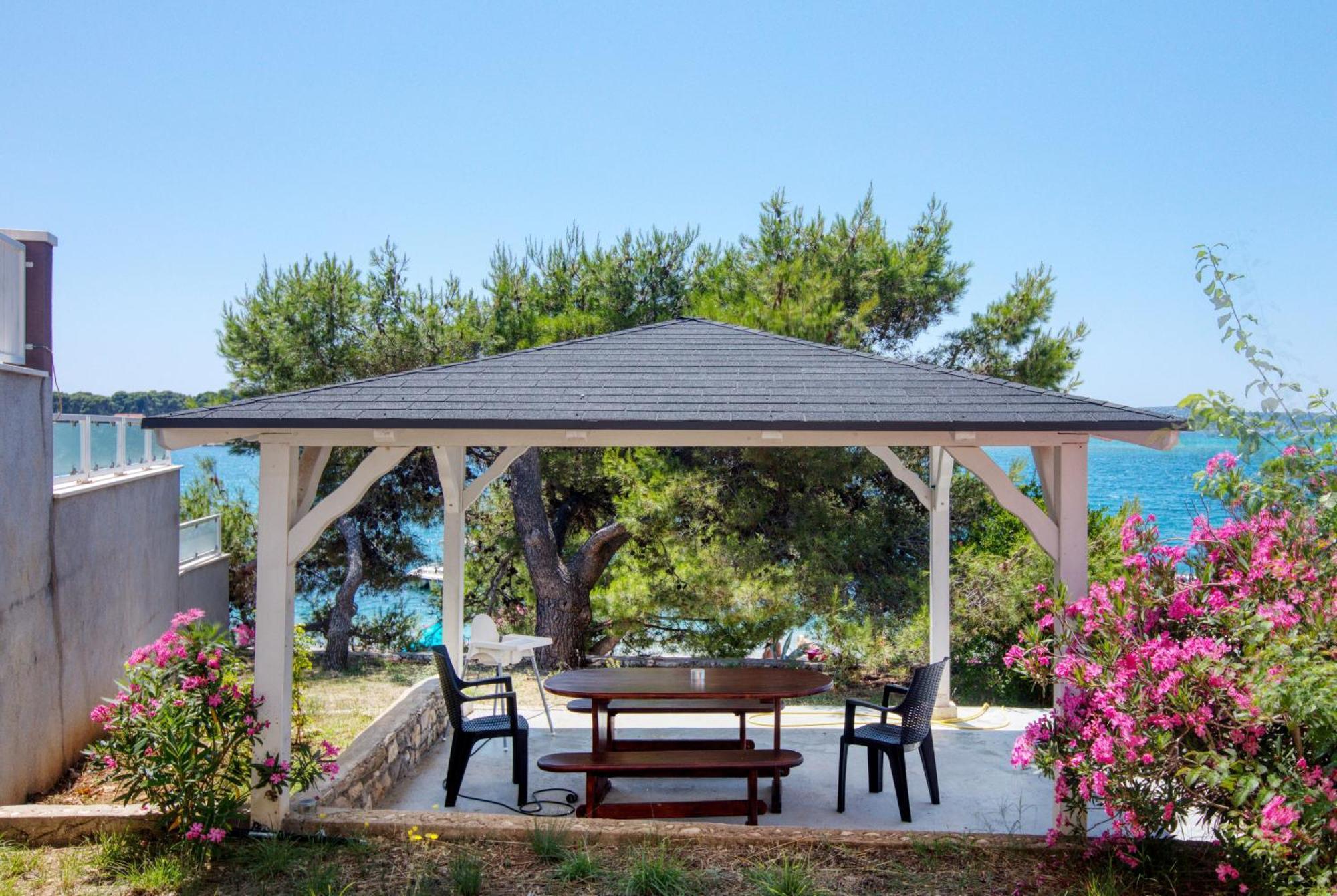 Family Friendly Seaside Apartments Brodarica, Sibenik - 15270 المظهر الخارجي الصورة